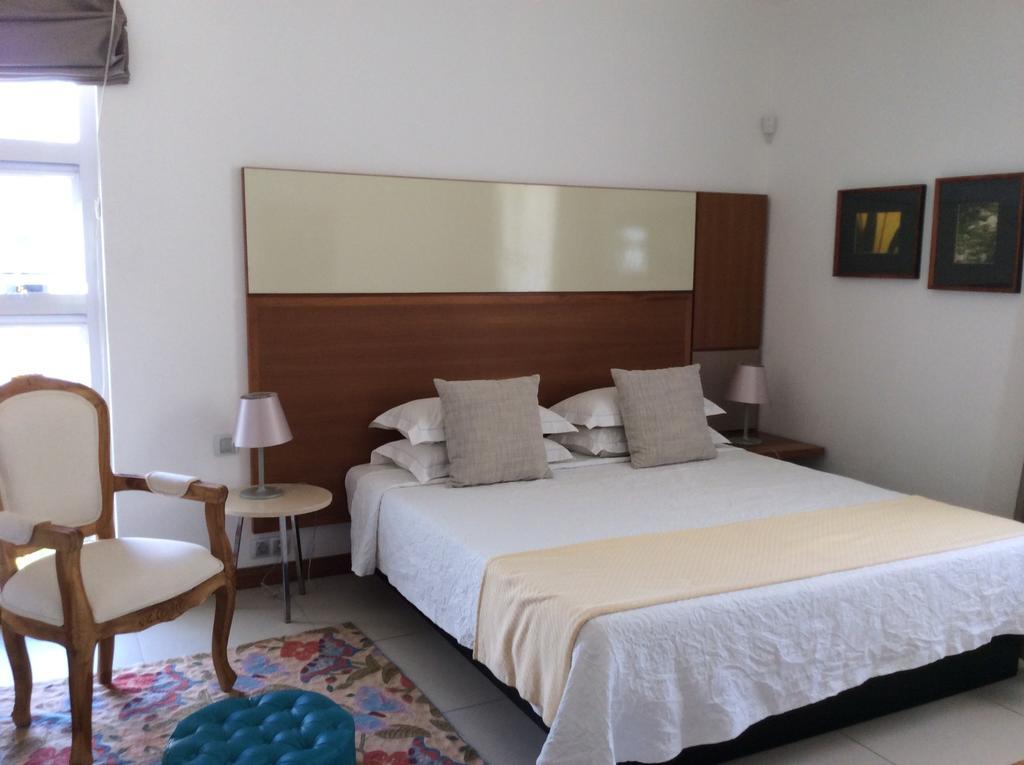 So Beach Villa In Situ Roches Noires Rum bild